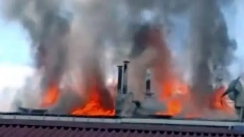 Bayrampaşa'da Bina Alev Alev! Çatı Yangını Paniğe Neden Oldu
