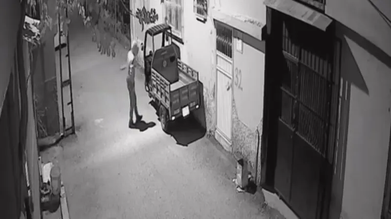 Adana'da mopedi dakikalar içinde çaldı: Yüzünü kapüşonla kapatan hırsız kameraya böyle yansıdı!