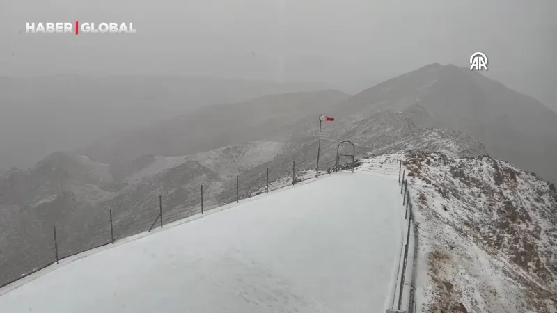 Antalya Kemer'de Tahtalı Dağı'nın zirvesi beyaza büründü