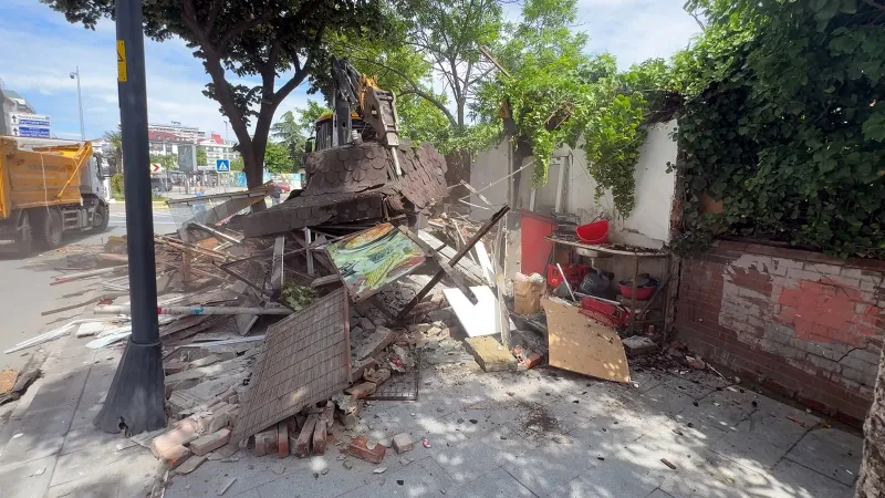 Avcılar'da kaçak büfeler 15 yıl sonra yıkıldı