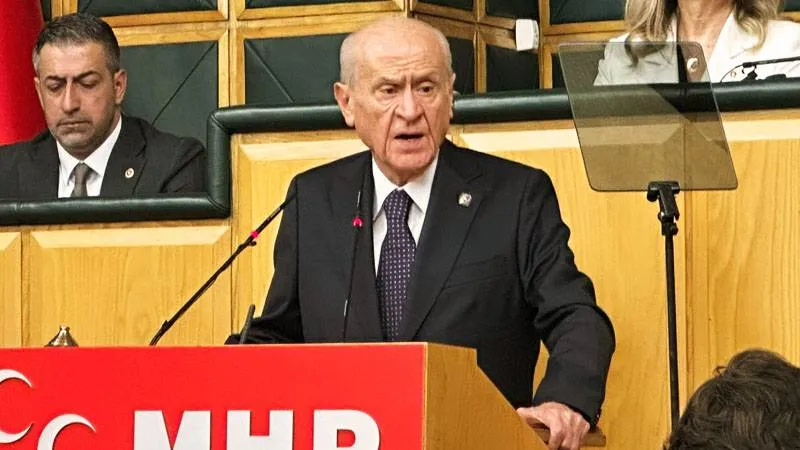 Bahçeli, “Öcalan’la görüşülsün” demişti; Yeni Şafak’tan “Komisyon İmralı’ya gitmesin” manşeti!