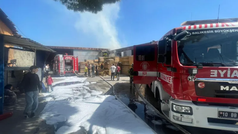 Balıkesir’de mobilya atölyesinde çıkan yangın korkuttu