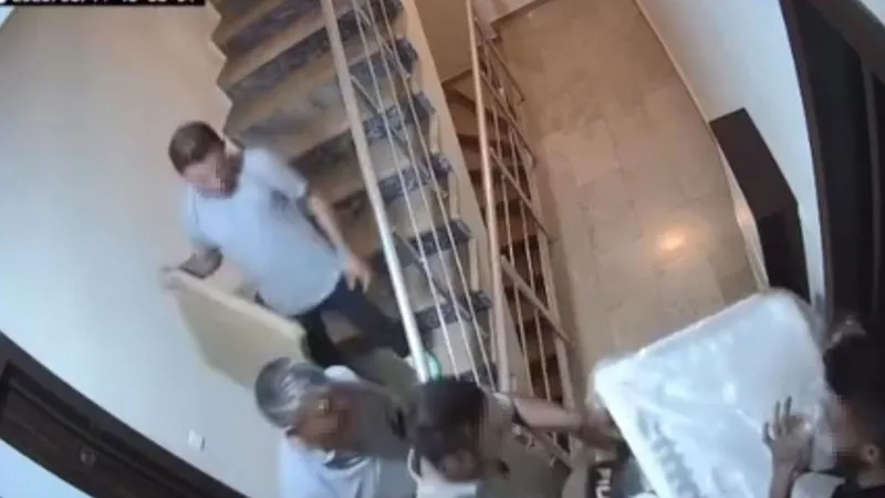 "Bu kadarı da pes" dedirten olay! Beyaz eşya getirdiği apartmandan terlik çaldı