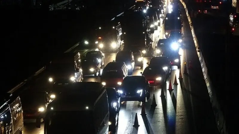 D-100 karayolunda kaza! Trafik durma noktasına geldi