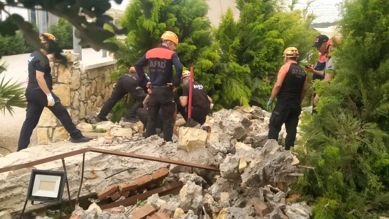 Düğün salonunun dekoratif beton kemerinin yıkılması sonucu doktor öldü, eşi yaralandı
