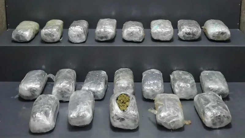 İzmir'de Şok Baskın! Otomobilde 11 Kilo Esrar!