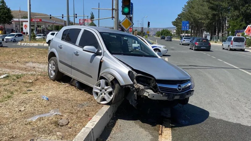 Elazığ'da Feci Kaza! Otomobil Refüje Çıktı, 4 Yaralı!