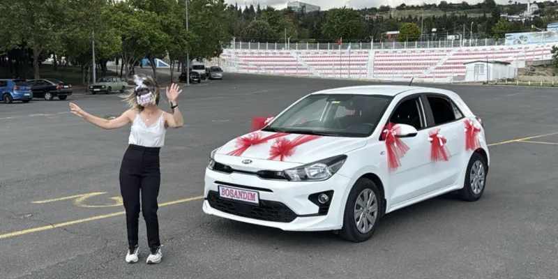 Eşinden boşanan kadın göbek atarak kutladı
