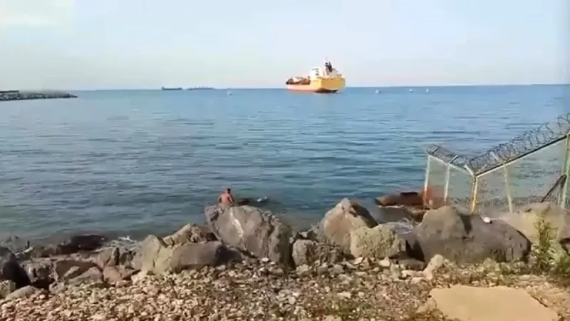 Gemiden kaçıp denize düştü! Balıkçı ağına takılan görenleri şoke etti