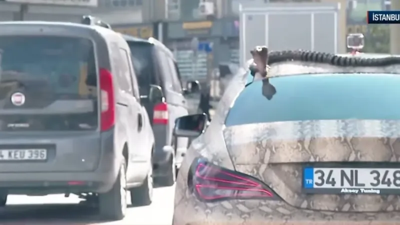 Çıngıraklı Mercedes Şaşkınlığı! İstanbul'da Görenler Dönüp Baktı