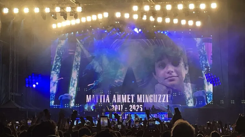 Guns N' Roses'tan İstanbul'da Duygulandıran Anma! Kime Şarkı Armağan Ettiler?