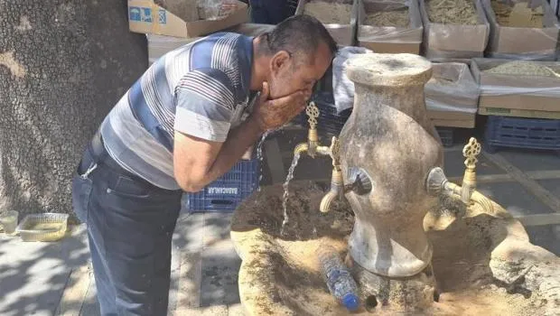 Hissedilen sıcaklık 50 dereceye çıktı! Vatandaş çeşme başından ayrılamıyor