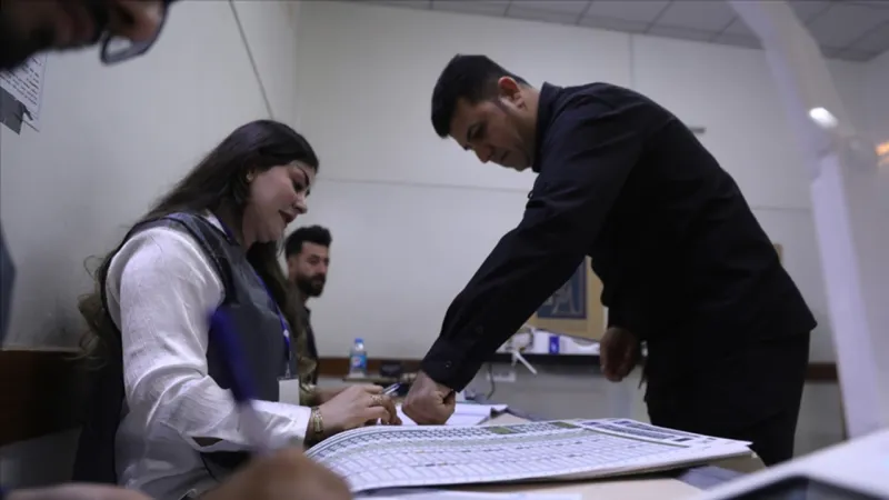 Irak'ta seçmenler genel seçimler için sandık başında
