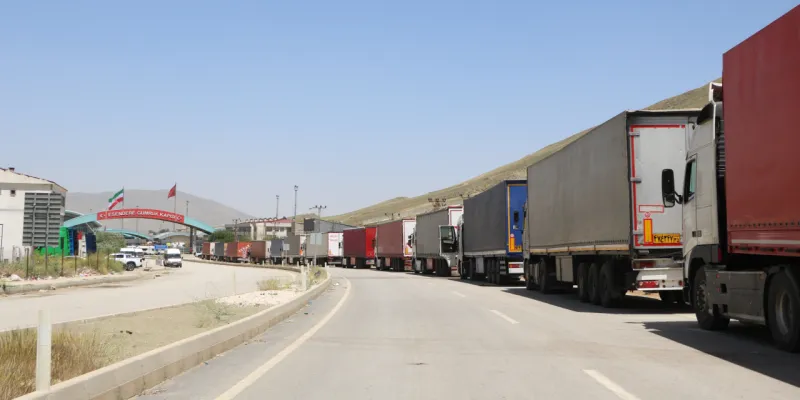 İsrail'in saldırıları sonrası sınırda yoğunluk oluştu