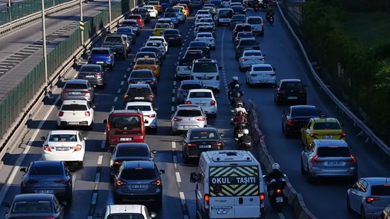 İstanbul'da Trafik Felç! Yoğunluk %83'e Fırladı! İşte Detaylar