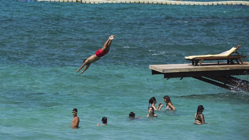 İzmir'de Deniz Keyfi Alarmı! Su Sıcaklığı Rekor Kıracak mı?