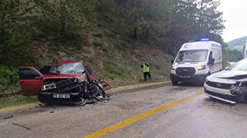 Karabük'te iki otomobil kafa kafaya çarpıştı: Sekiz yaralı