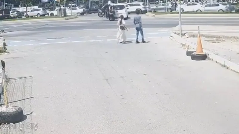 İstanbul'da Flaş Kaza! Polis Aracı Kontrolsüz Araca Çarptı!