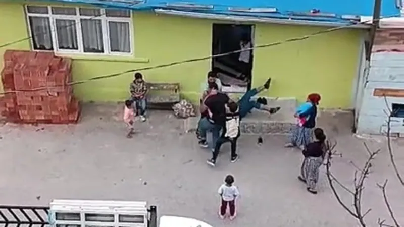 Kocaeli’de iki grubun tuğlalı kavgası kamerada!