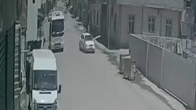 Küçük çocuğa çarpıp olay yerinden kaçtı: Dehşet anları kamerada!