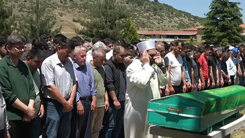 Kütahya’da trafik kazasında hayatını kaybeden genç son yolculuğuna uğurlandı