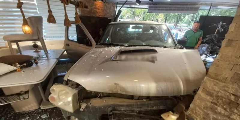 Lüks araç birden mağazaya daldı! Herkes şok oldu