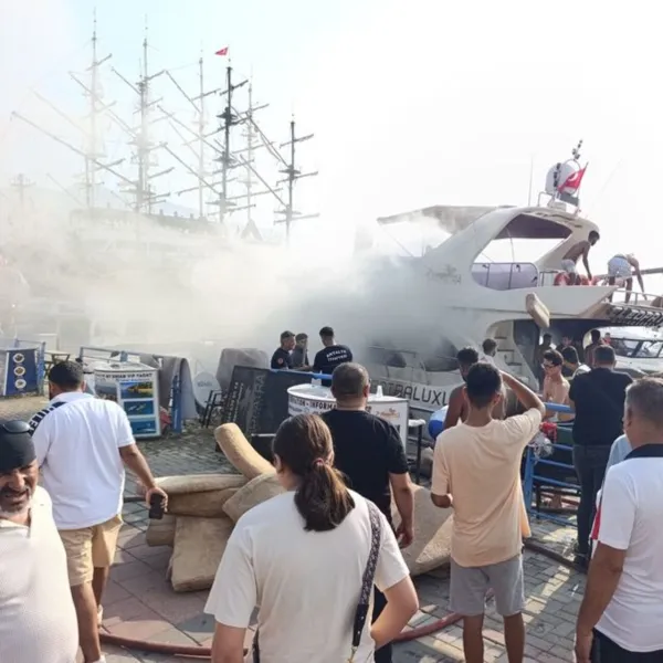 Lüks Tekne Alevlere Esir Oldu! Antalya'da Yangın Paniği