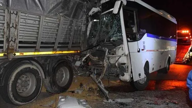 Manisa'da işçi servisinin park halindeki tıra çarptığı kazada 20 kişi yaralandı