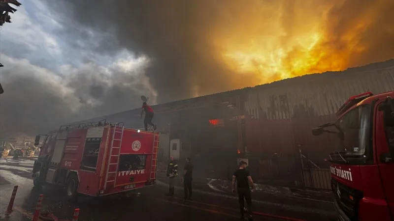Mersin'de ses ve görüntü sistemleri fabrikasında yangın