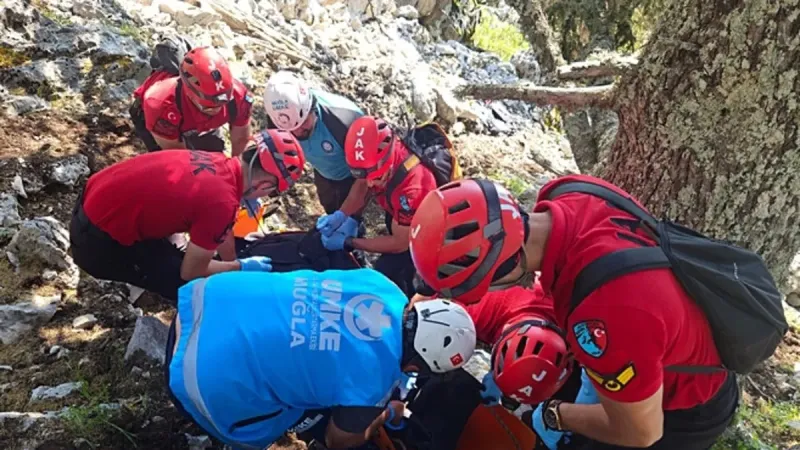Paraşütte Korkunç Kaza! Alman Turist Kayalıklara Çakıldı!