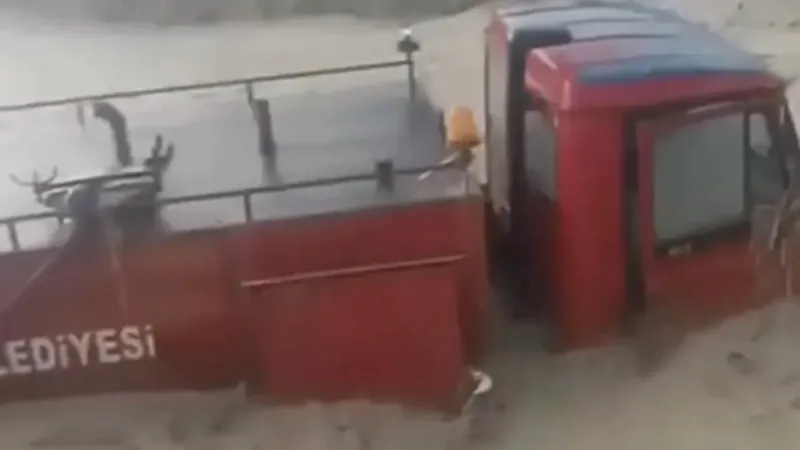 Ankara'da Şiddetli Yağış: İtfaiye Aracı Sele Kapıldı!