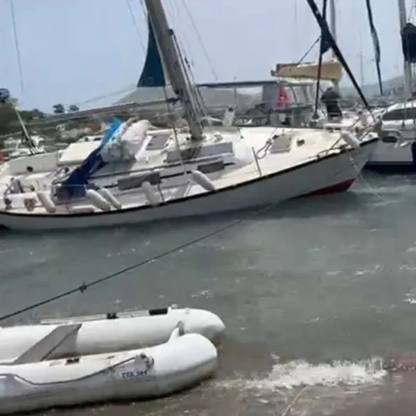 Bodrum'da Fırtına Kabusu! Tekneler Karaya Vurdu, Seferler İptal!