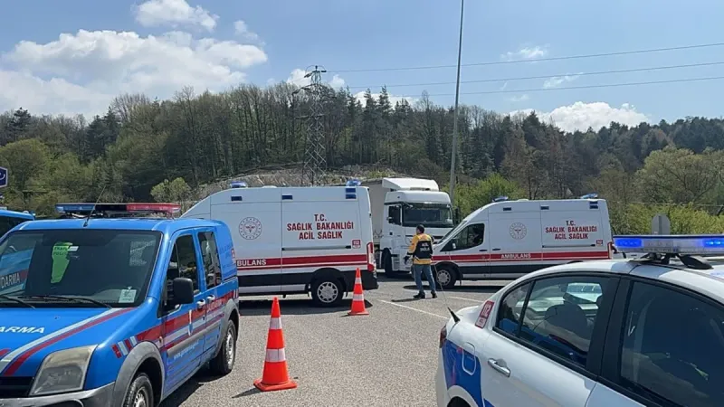 Feci Kaza! Bolu'da Hafif Ticari Araç ve Otomobil Çarpıştı: 10 Yaralı!