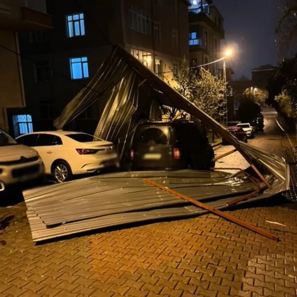 İstanbul'da Fırtına Kabusu! Çatılar Uçtu, Bina Çöktü!