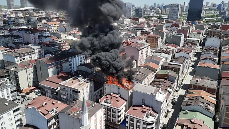 Küçükçekmece'de binanın çatısında çıkan yangın söndürüldü