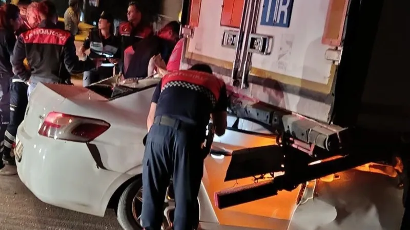 Feci Kaza: Otomobil Tıra Çarptı! Mersin'de Kan Donduran Ölüm