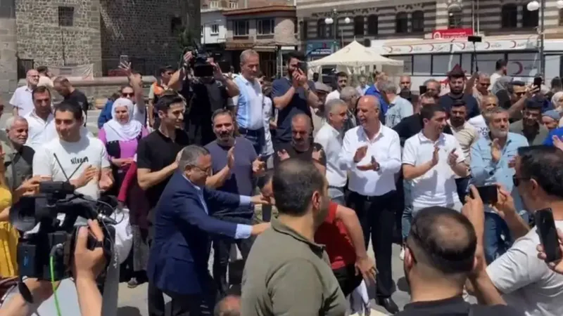 PKK Fesih Kararı: Kürtler Ne Diyor? Barış Umudu Mu, Yoksa...?
