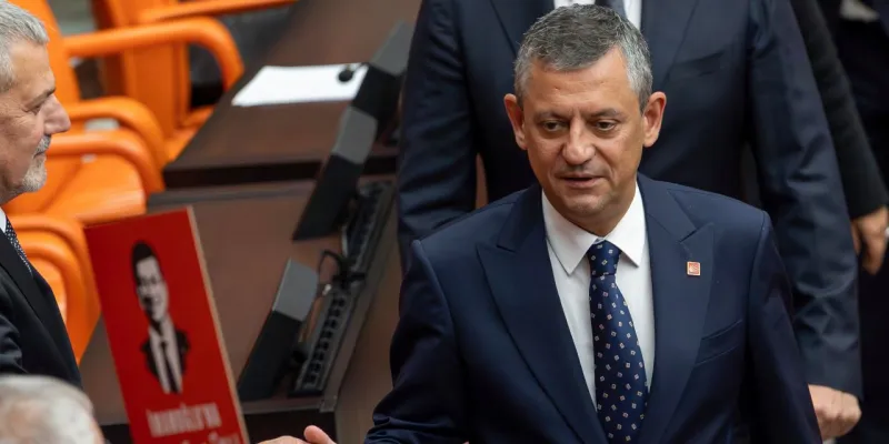 Özgür Özel'den Kritik Adaylık Açıklaması: İmamoğlu mu, Anketler mi?