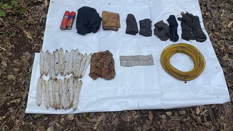 PKK'lı teröristler tarafından kullanılan mağarada patlayıcı maddeler ele geçirildi