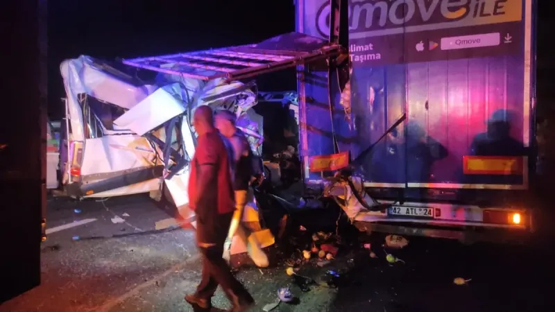 Facia! Minibüs TIR'a Çarptı: 3 Ölü, 10 Yaralı! Şok Detaylar