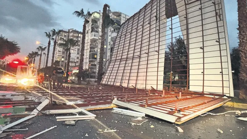 Sağanak, Dolu ve Fırtına: Hayat Durdu! İstanbul'da Neler Oluyor?