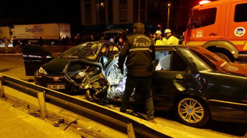 Sakarya'da iki otomobil çarpıştı; 1 ölü, 2'si ağır 3 yaralı