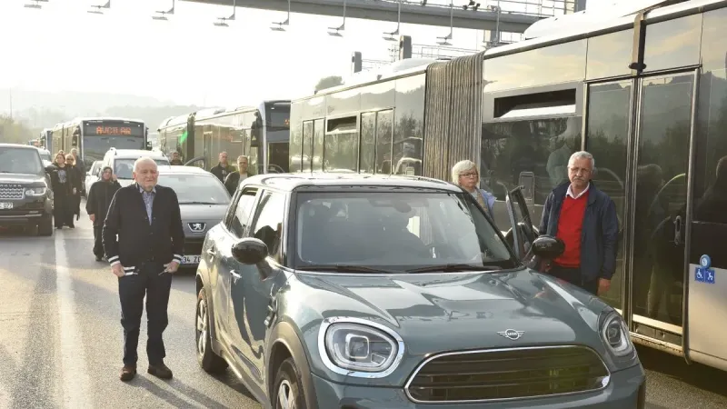 SON DAKİKA: Saat 09.05 geçe hayat durdu! İşte yurdun dört bir yanından kareler...