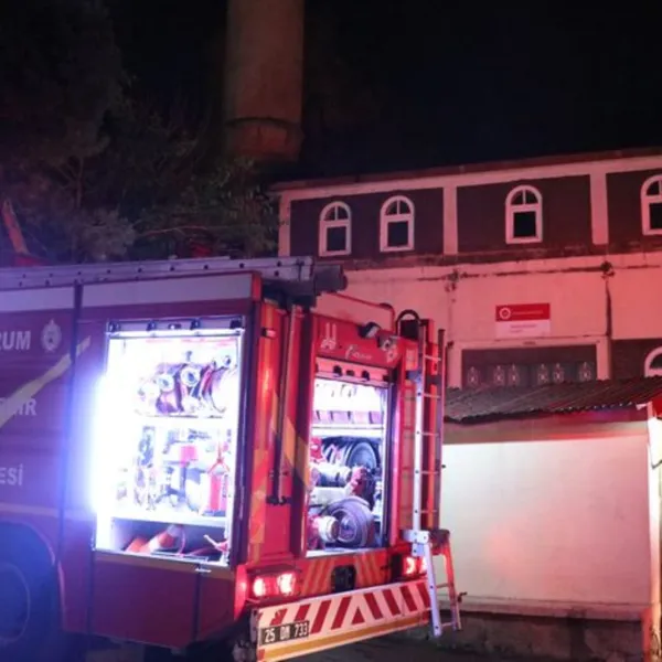 Tarihi caminin çatısında yangın çıktı