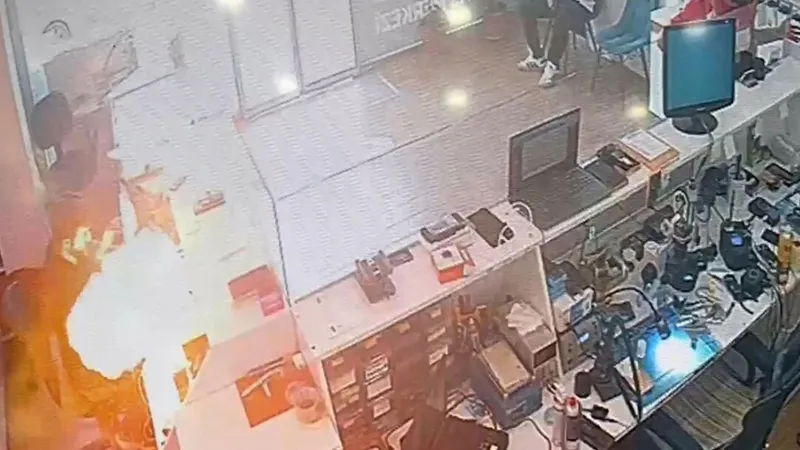 Telefon bataryası tamir sırasında bomba gibi patladı