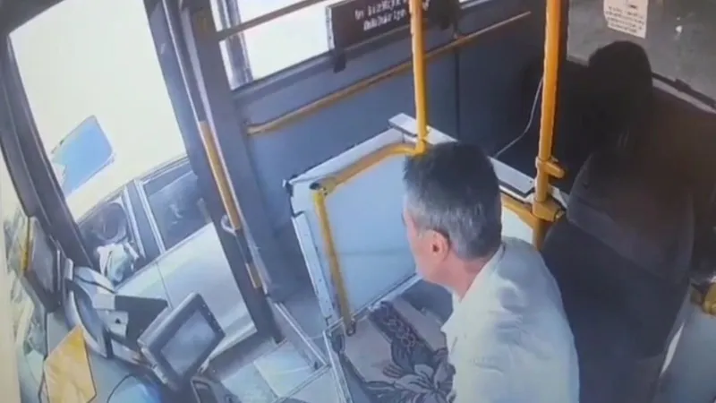 Trafikte dehşet! Otobüs şoförü direksiyon başında silahlı saldırıya uğradı