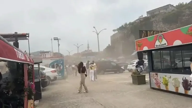 Turistik ilçede fırtına tozu dumana kattı: Yürümekte zorlandılar!
