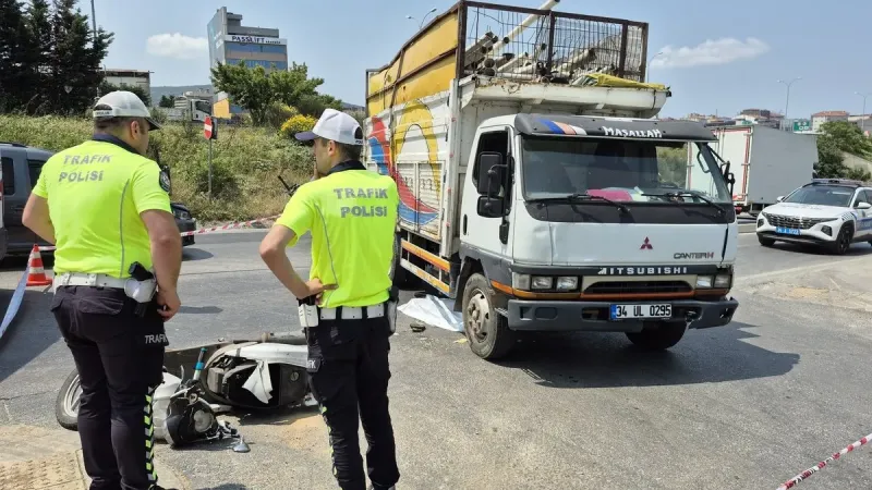 Ümraniye'de Feci Kaza: Kamyonun Altında Kalan Motosikletli Öldü!