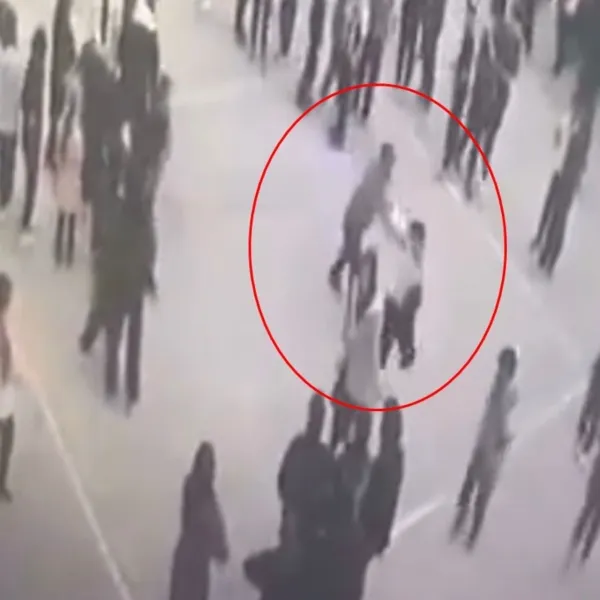 Üzerine su sıçrayınca öğrenciyi darp etti!