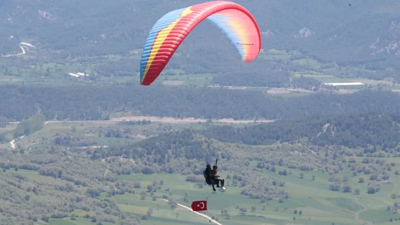 Yamaç paraşütü tutkunları, 19 Mayıs'ı Abant semalarında kutladı
